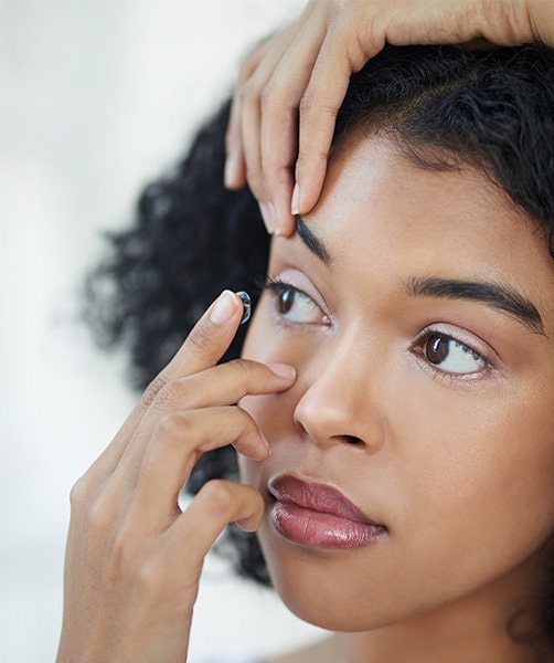 lentilles de couleur et les yeux sensibles