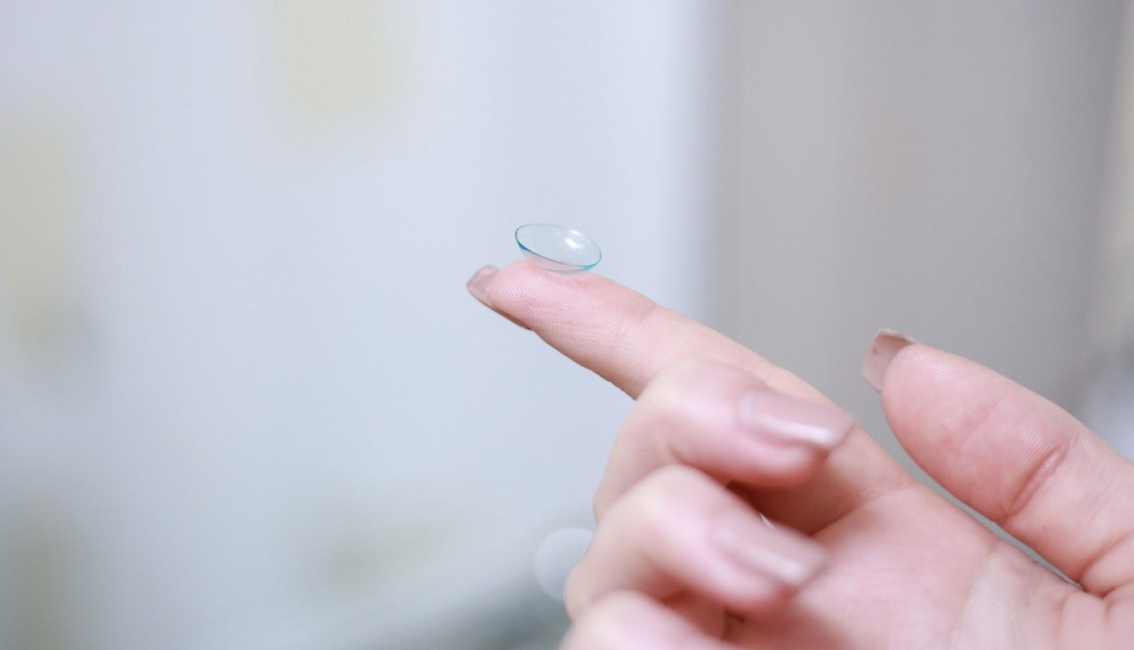 rules to follow when wearing contact lenses